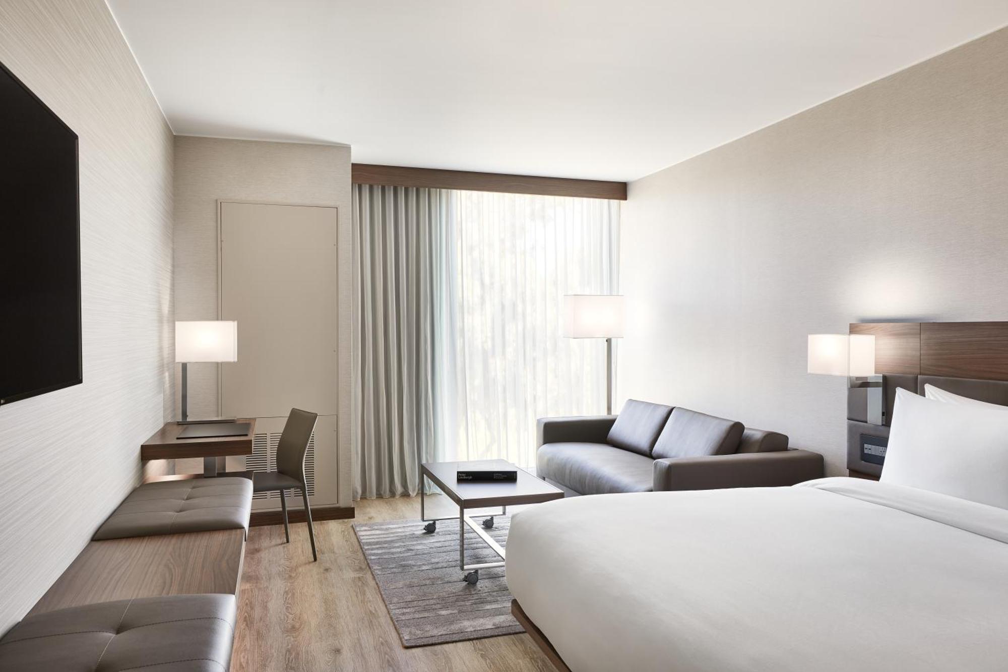 Zimmer mit Kingsize-Bett und Schlafsofa